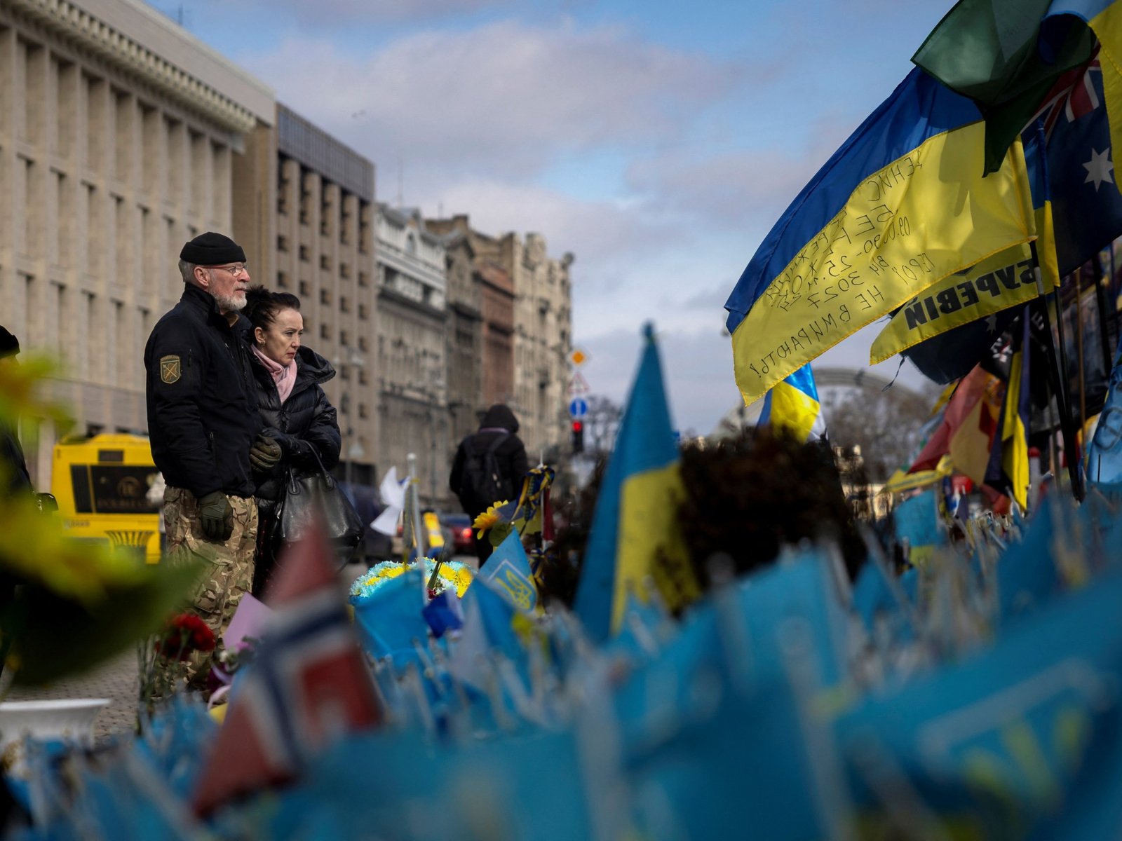 Ucrânia bobina enquanto Trump nos puxa o apoio enquanto a guerra da Rússia se enfurece | Notícias da Guerra da Rússia-Ucrânia