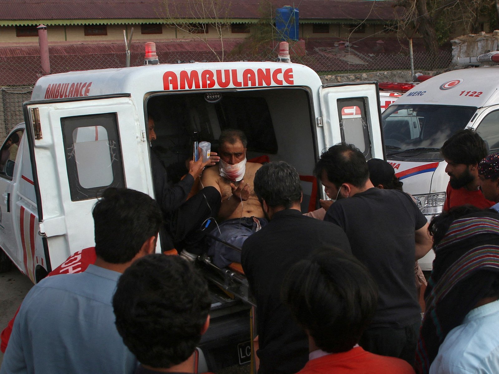 'Uma chuva de foguetes e balas': sobreviventes do trem do Paquistão sequestrando | Notícias dos grupos armados