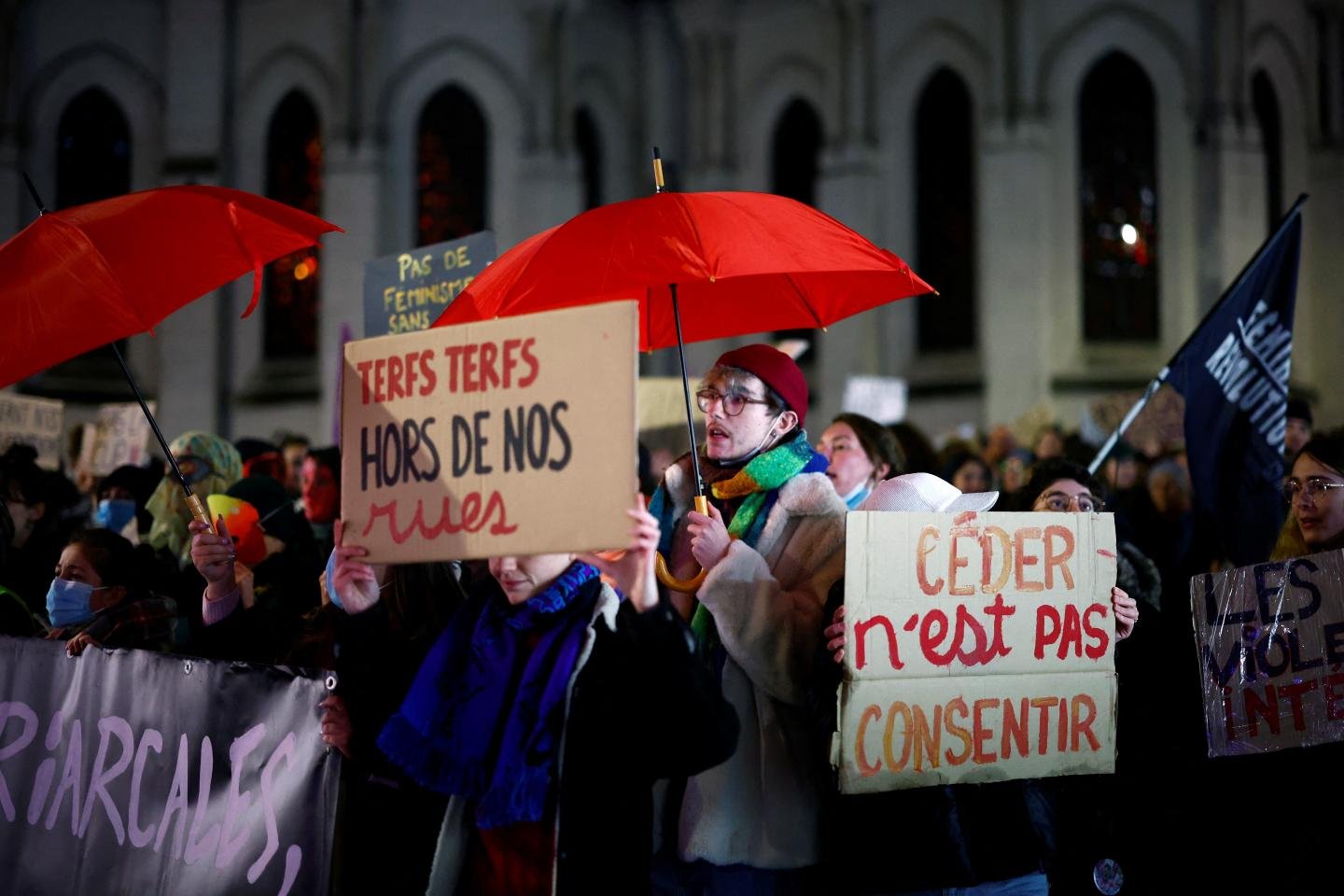 Uma noite feminista de marcha proibida em Paris pelo prefeito da polícia