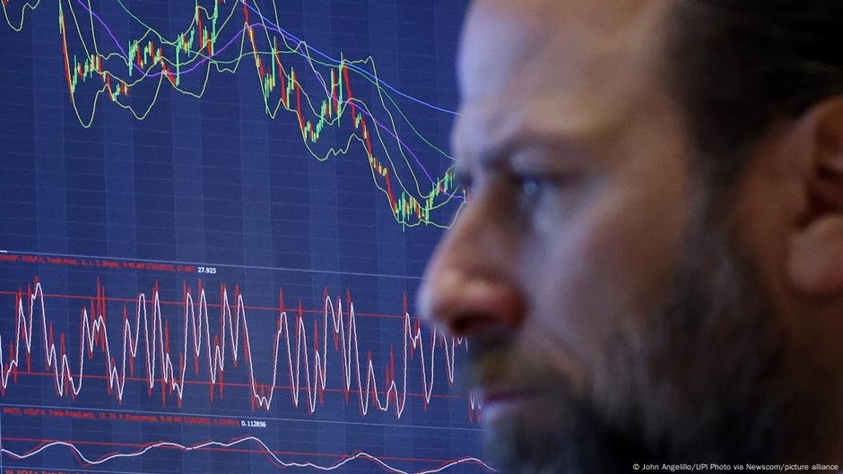 Uma recessão dos EUA está à frente? - DW - 03/11/2025