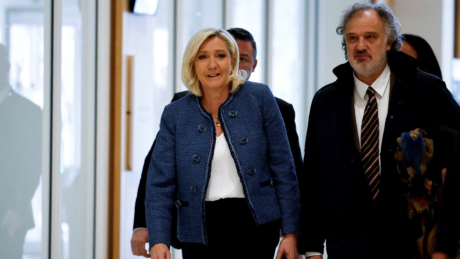 VÍDEO: Líder de extrema-direita francesa Marine Le Pen preso e barrado de correr | Governo