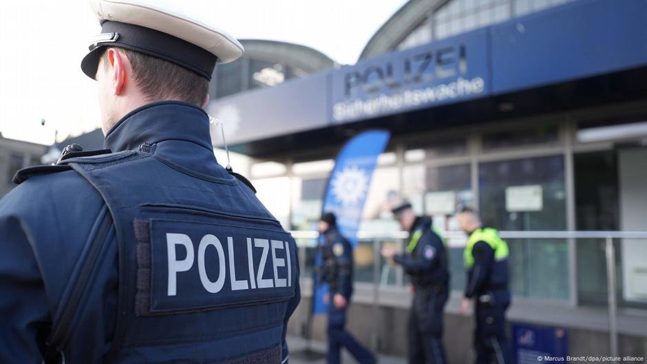 Vários policiais de Hamburgo enfrentam a sonda de racismo - DW - 04/03/2025