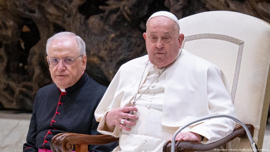 Vaticano diz que o papa Francisco teve dois novos ataques respiratórios - DW - 03/03/2025
