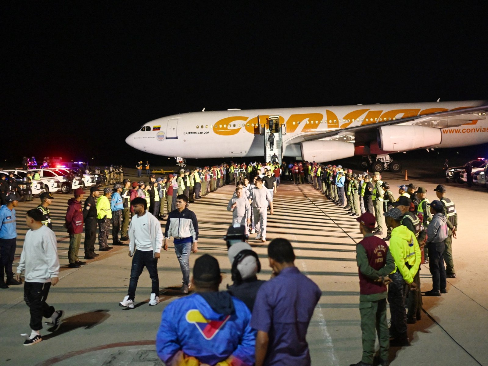 Venezuela nos aceita voo de deportação com 199 pessoas | Donald Trump