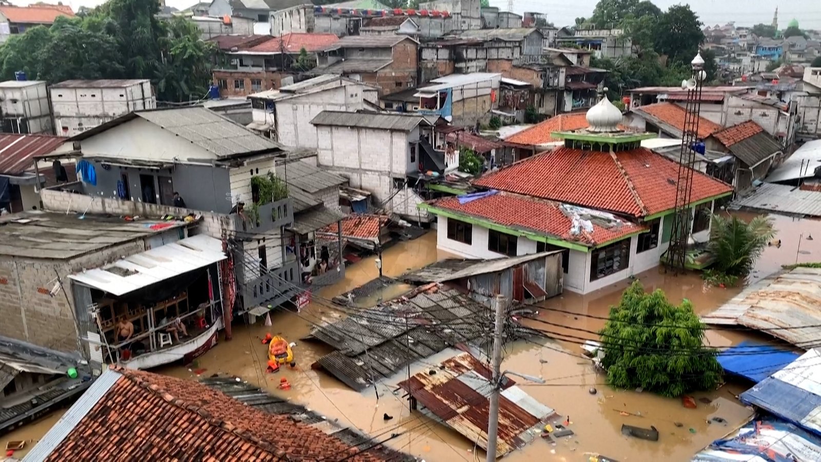 Vídeo: Casas sob água após inundações na Indonésia