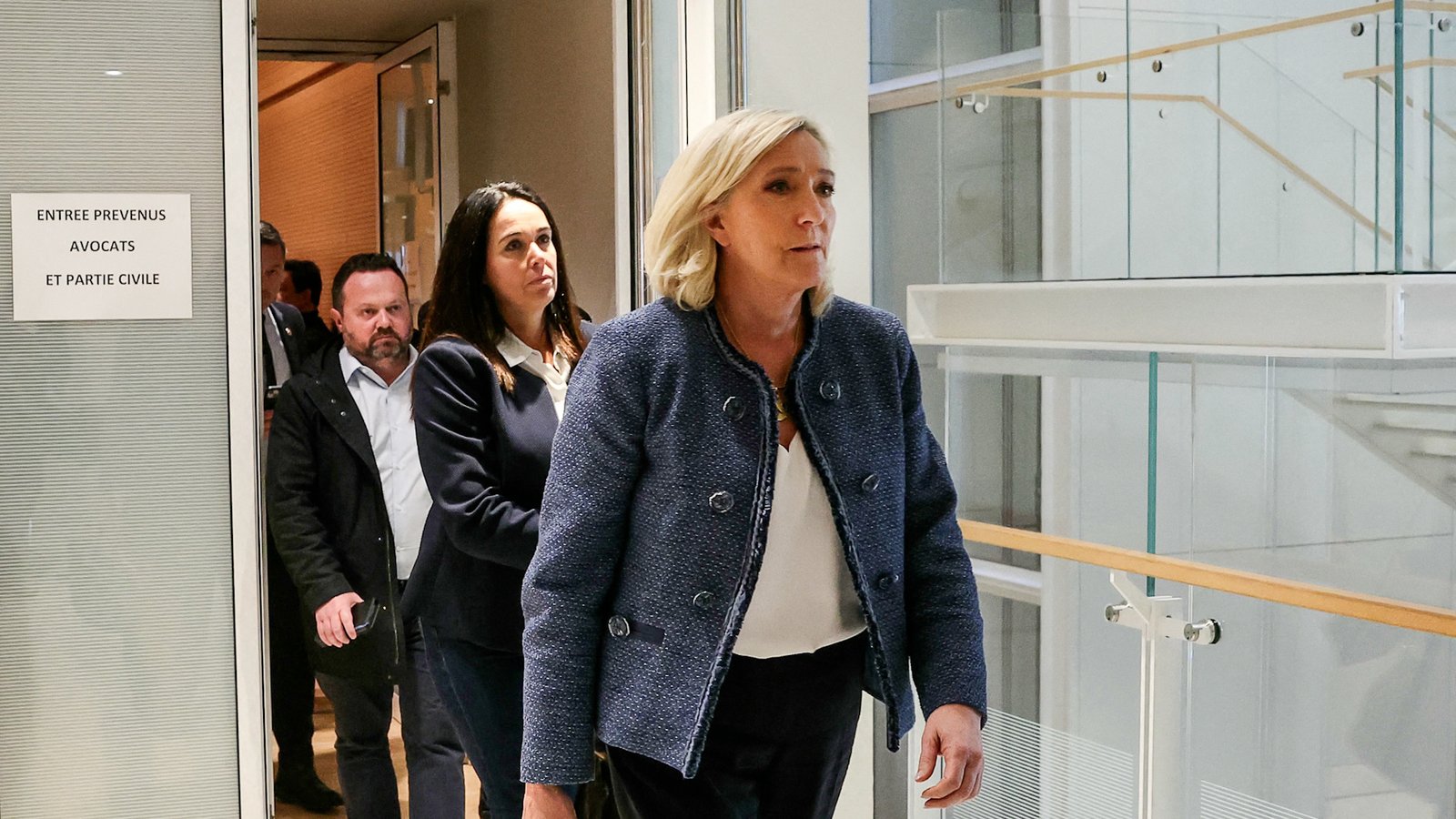 Vídeo: Le Pen sentença 'o mais ruim possível' diz Al Jazeera Reporter