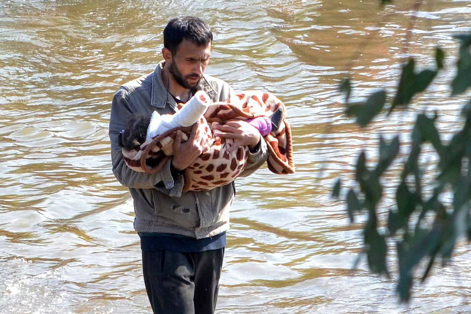 Vídeo: Testemunhas relatam caos e fila para fugir da Síria - 12/03/2025 - Mundo