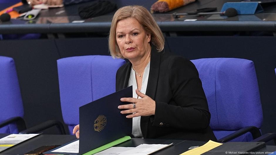 A Alemanha Ministro do Interior defende o registro da migração - DW - 04/04/2025