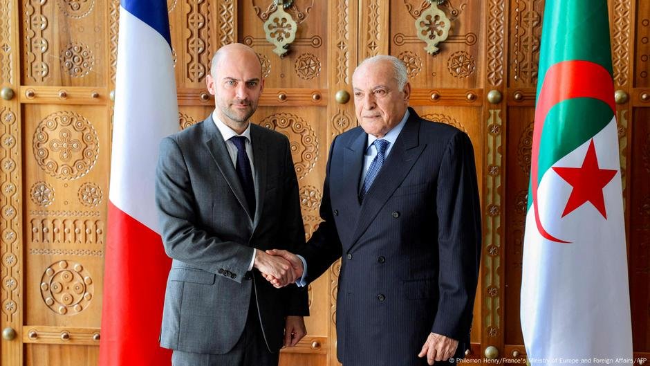 A França promete represália se a Argélia expulsar a equipe da embaixada francesa - DW - 14/04/2025