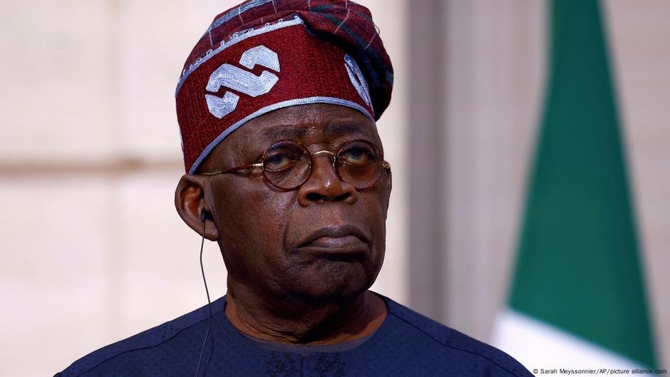 A Nigéria proíbe a música crítica do Presidente Bola Tinubu - DW - 04/11/2025