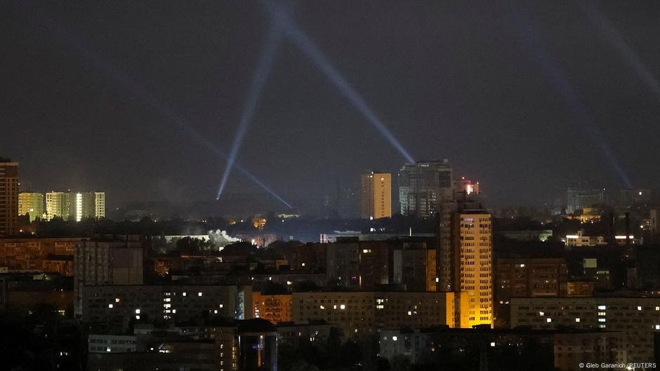 A Rússia lança agressão aérea à Ucrânia, ferindo 4 - DW - 12/04/2025

