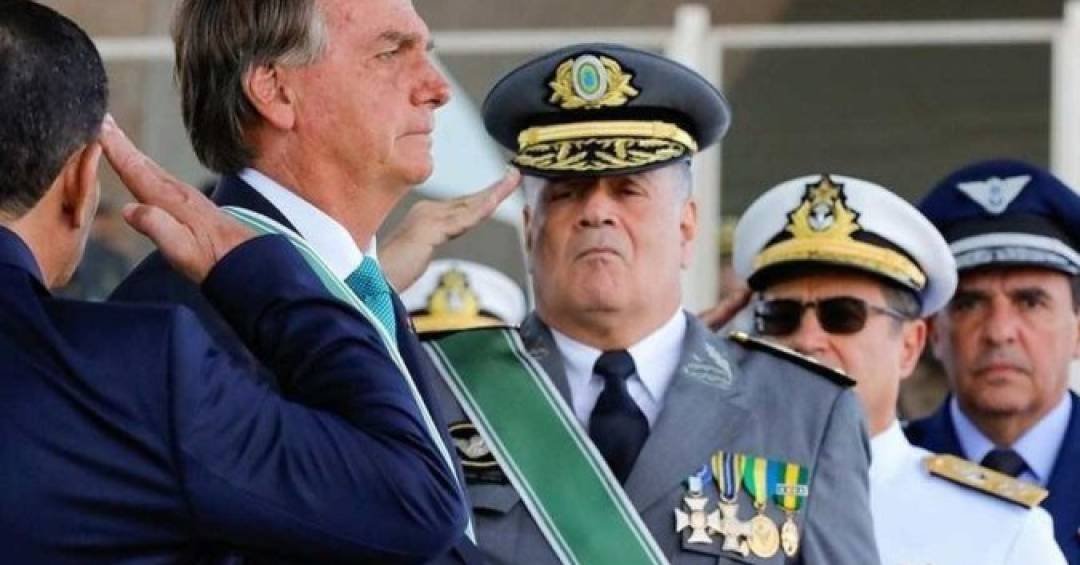 A guerra de versões entre os ex-comandantes das Fo...