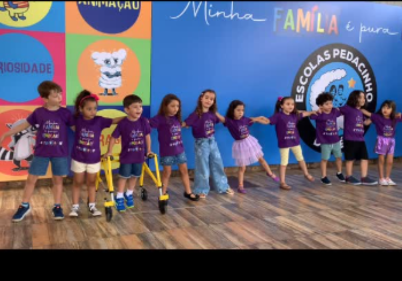 Dan Burns, jogador inglês famoso, empurra o carro quebrado de um motorista desconhecido no meio da rua e o flagrante da cena de gentileza viraliza. - Foto: Daily Mail