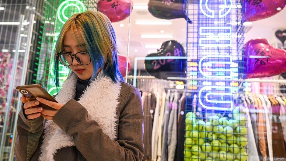 As tarifas eletrônicas dos EUA isenções de um 'pequeno passo', diz a China - DW - 13/04/2025