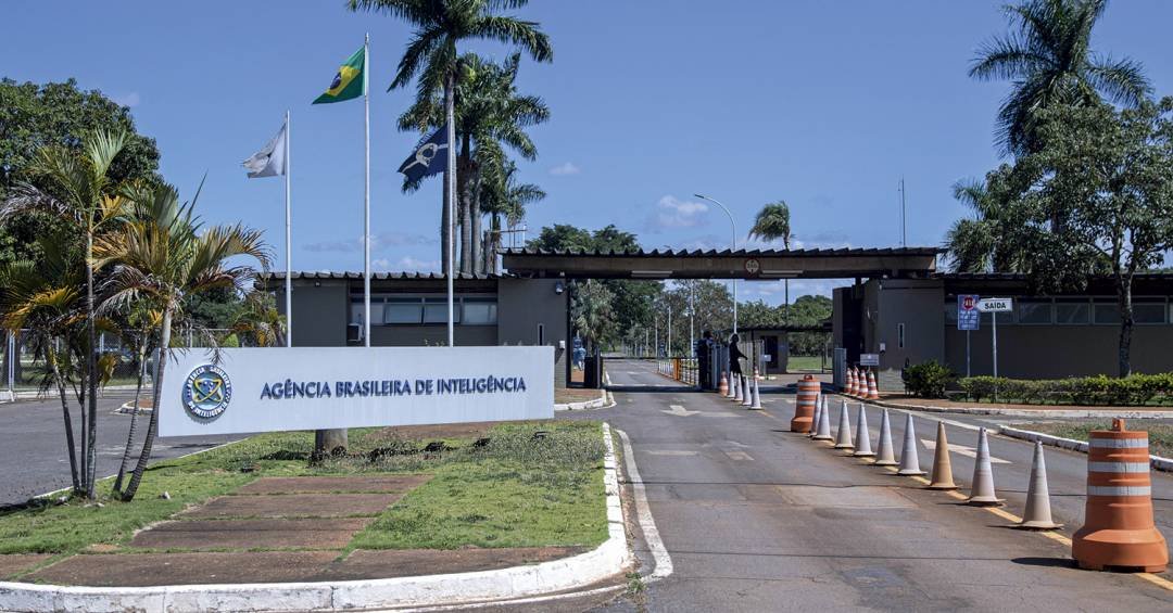 Atual e ex-diretor da Abin depõem à PF sobre supos...