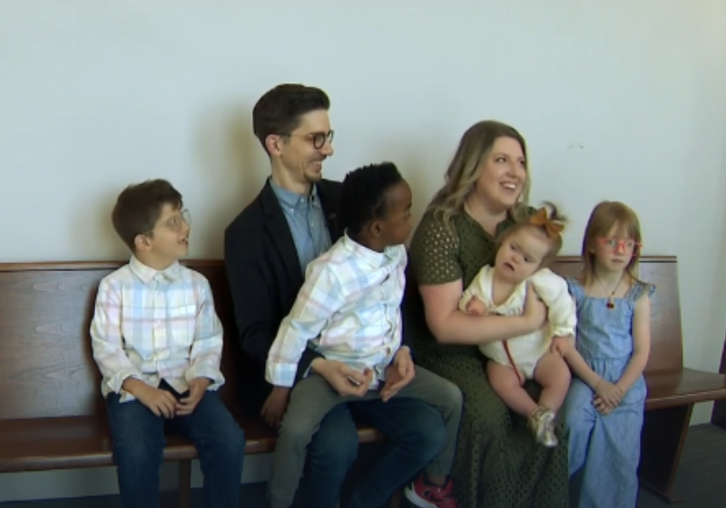 O menino Enzo, de 4 anos, conseguiu 2 doadores de medula e fará o transplante para reverter o avanço da doença rara que levou a irmãzinha dele, em Minas Gerais. - Foto: Record Minas/Jornal de Varginha