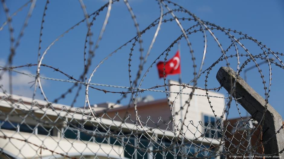 Condições desumanas na maior prisão da Turquia - DW - 04/02/2025