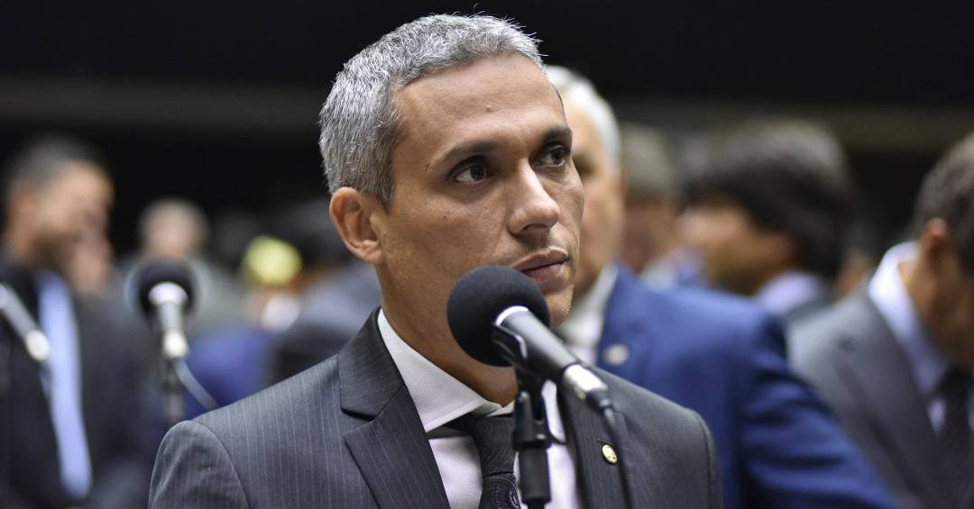 Deputado bolsonarista faz piada com morte do papa...