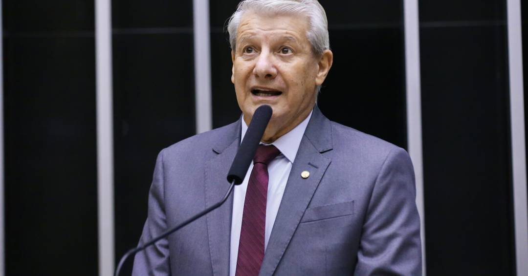 Deputado do PSB recuou sobre anistia, mas defende...