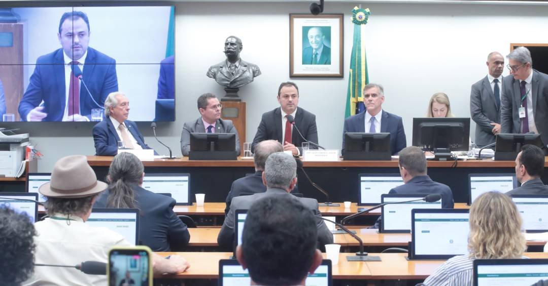 Deputado é chamado de ‘desgraçado’ ao votar pela c...