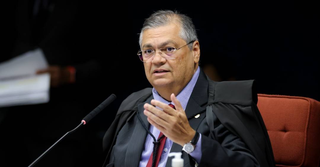 Dino dá 48h para líder do PL explicar acordo de di...