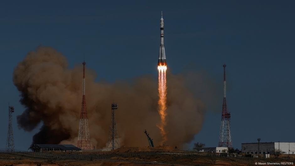 Espaço russo traz cosmonauts, astronauta para ISS - DW - 04/08/2025
