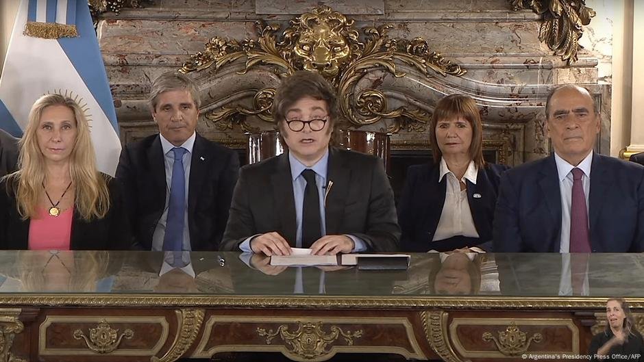 FMI, Banco Mundial aprova novos resgates para a Argentina - DW - 12/04/2025