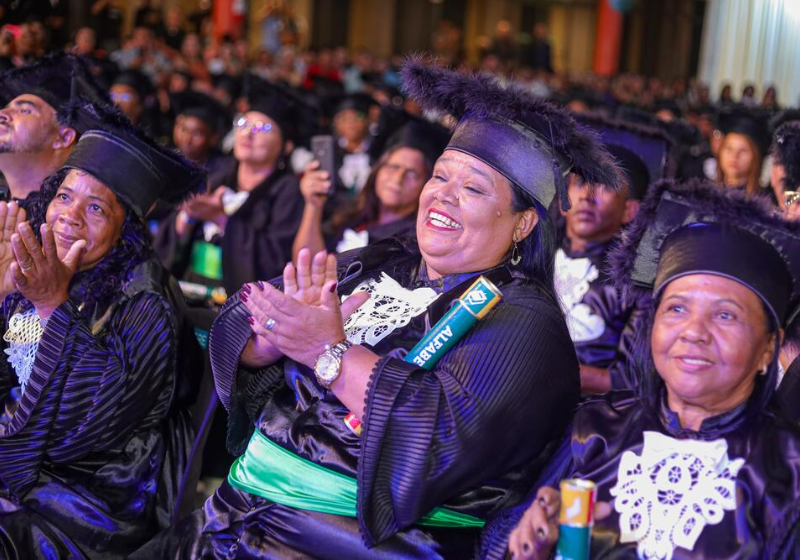 Com. a capoeira, este projeto social do Rio de Janeiro, melhora significativamente a vida de quem tem Parkinson, resgatando o equilíbrio e a autoestima. - Foto: @parkinsonnaginga