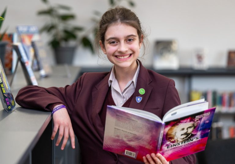 A pequena brasileira Catarina Ritter, de 3 anos, lê e fala em dois idiomas: inglês e português. Segundo o RankBrasil, é a criança mais nova bilíngue do país. A facilidade da menina e o amplo interesse da garota por temas diversos impressiona os pais, moradores do sul do Pará. Foto: @rankbrasil