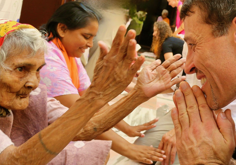 O Kingston, um cachorrinho que estava desaparecido desde 2020, nos EUA, foi encontrado e voltou para casa, a quase 500 km de distância. Aqui ele aparece com a mãe-tutora Debbie, feliz da vida. - Foto: People