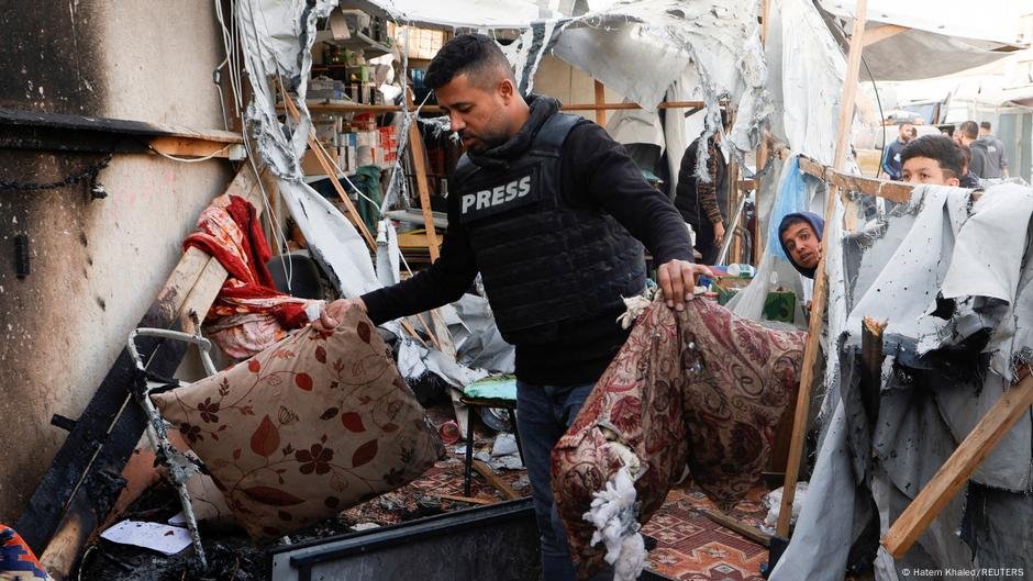 Jornalista morto em Israeli Airstrike - DW - 04/07/2025