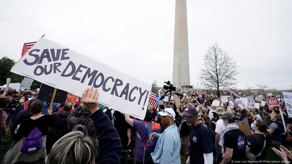'Mãos fora!' demos contra Trump e Musk em nós, Europa - DW - 04/05/2025