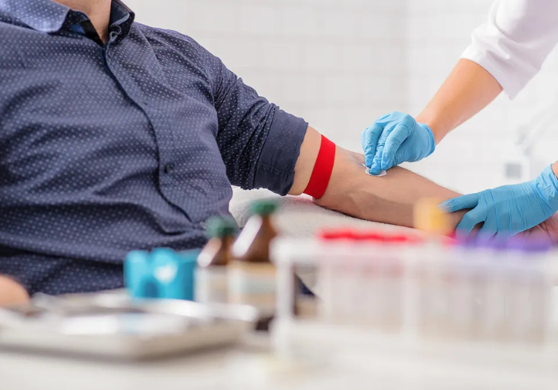 A reabilitação para recuperar os movimentos é um esforço constante na vida da atleta Laís Souza, de 36 anos, e com o exoesqueleto ela conseguiu ficar de pé e andar. Que vitória! Foto: @likasouza/@sonoticiaboa