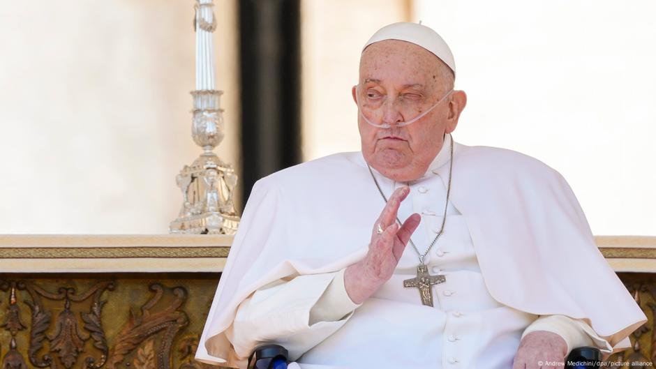 O Papa Francisco faz uma aparição surpresa no Vaticano - DW - 04/04/2025
