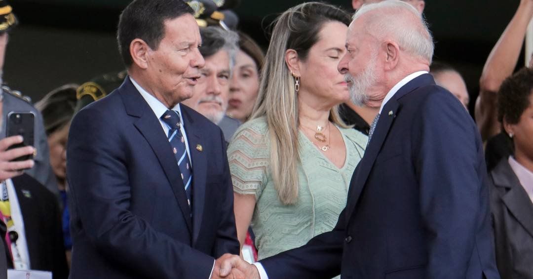 O aperto de mãos entre Lula e Hamilton Mourão no Q...