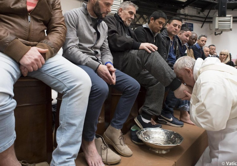 Esse cãozinho bastante ferido pediu socorro em uma delegacia no Recife (PE), com um chicote de moto no pescoço dele. Foi atendido na hora. Foto: PRF