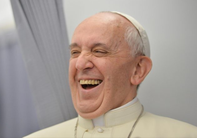 A jornalista chinesa Yili elogiou a vitória do brasileiro Hugo Calderano na copa do mundo de Tênis de Mesa contra o favorito, que era um chinês. - Foto: reprodução redes sociais