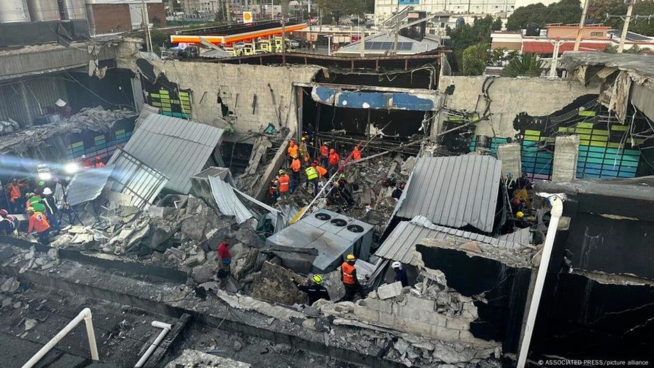 Pelo menos 98 morrem no colapso do telhado do clube - DW - 04/08/2025