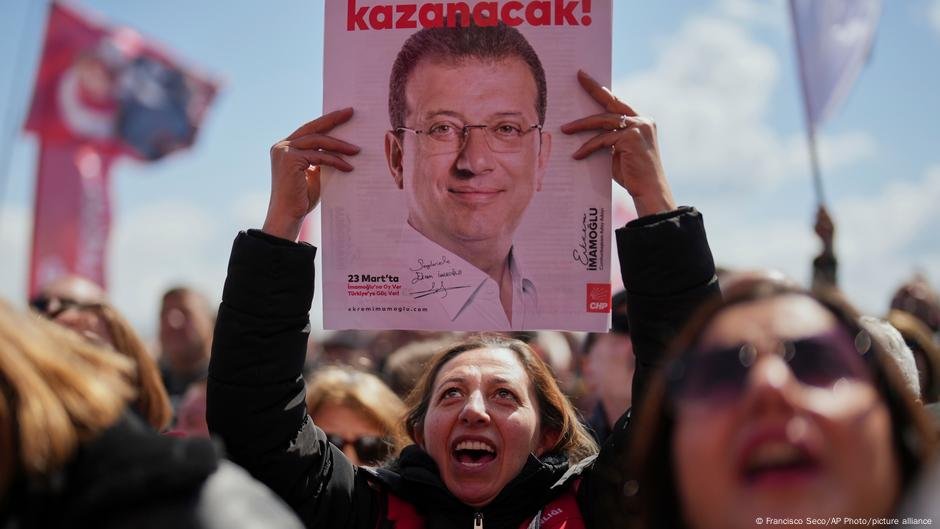 Por que a UE não agiu contra a crescente repressão da Turquia? - DW - 04/11/2025