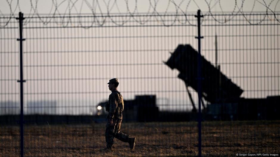 Preocupação na Polônia sobre a decisão dos EUA de reposicionar tropas - DW - 04/04/2025