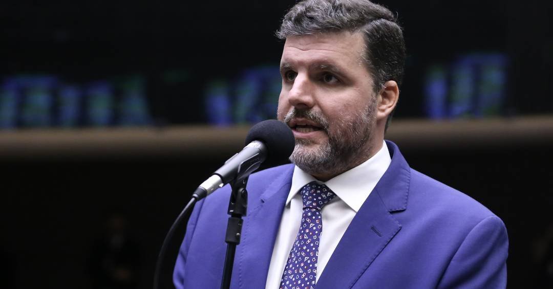 Presidente da bancada ruralista é o entrevistado e...