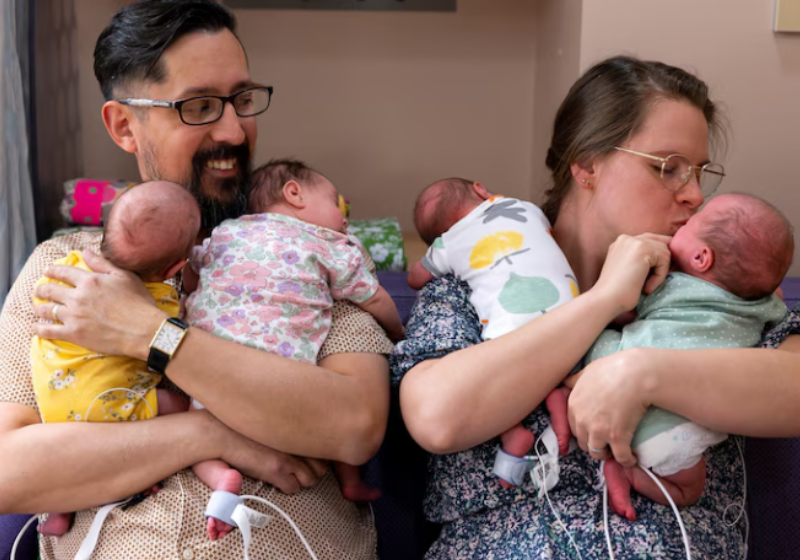 O Papa Francisco doou o último dinheiro que tinha, 200 mil euros, para obras de caridade destinadas a jovens presos em Roma. Na foto (2018), Francisco aparece na cerimônia de lava-pés, na Quinta-Feira Santa, lavando os pés de detentos não católicos.- Foto: Vatican News