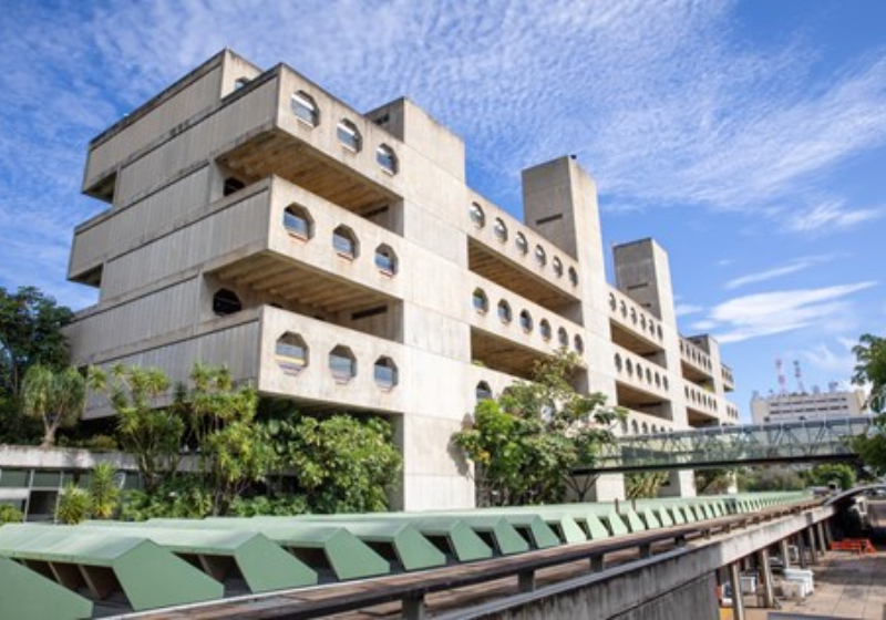 Weslley Caitano, atleta internacional, corre usando colete à prova de bala, em Niterói, no Rio, na campanha de combate ao racismo no esporte. A peça é meramente cenográfica. Apenas para chamar a atenção. Foto: @almapreta