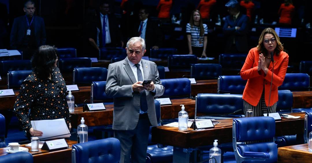 Senadores do DF querem ouvir chefes do BRB e do Ba...
