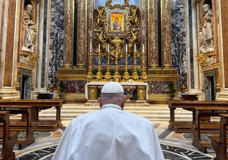 O corredor brasileiro Pedro Arieta parou de correr a Maratona de Boston para ajudar um outro atleta que caiu na pista e não conseguia se levantar. Fotos: @luizacaravo/TikTok
