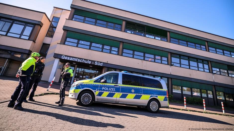 Sonda da polícia alemã 4 suspeitos de adolescentes sobre ameaças escolares - DW - 12/04/2025