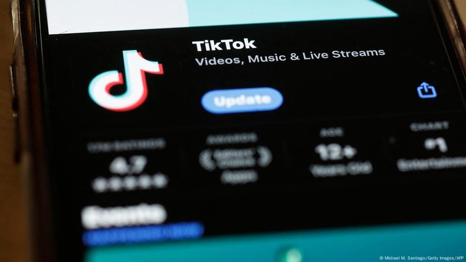 Trump estende o prazo para a venda da Tiktok pela segunda vez - DW - 04/04/2025