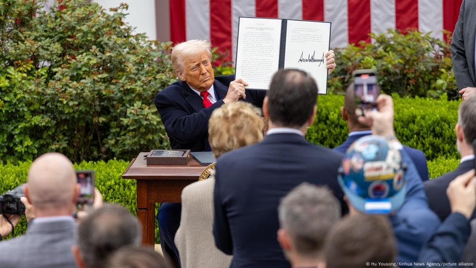 Trump implementa tarifas abrangentes em muitos países - DW - 04/05/2025