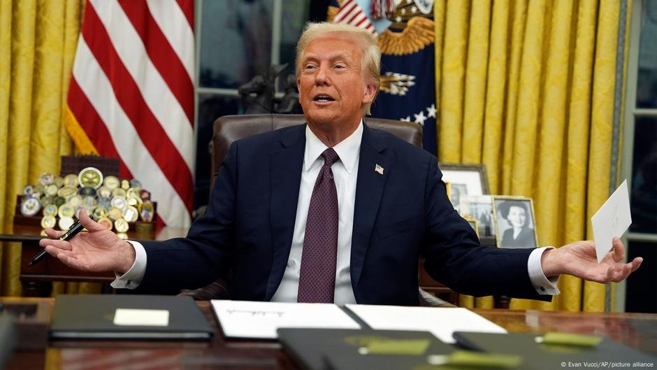 Trump poderia concorrer a um terceiro mandato em 2028? - DW - 04/02/2025