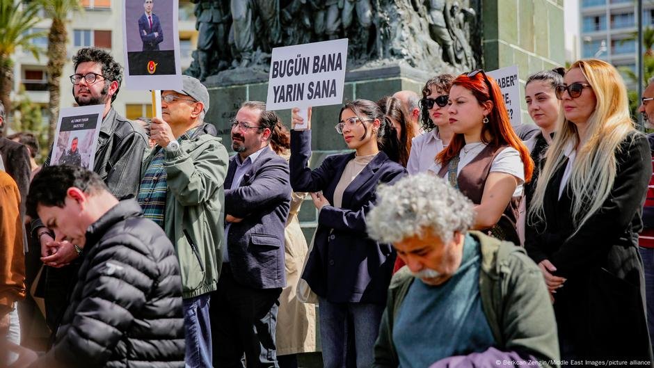 Turquia detém dois jornalistas investigativos - DW - 04/10/2025